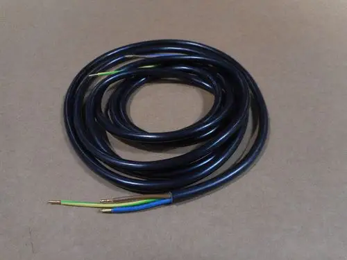 Schwarzes Kabel mit drei leitenden Adern in grün, blau und gelb, unbenutzt, geeignet für Pumpenanwendungen; möglicherweise von der Marke Remeha.